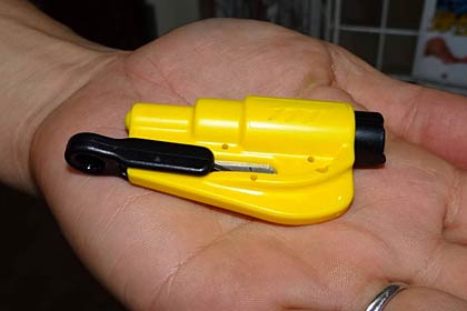  自動車からの脱出グッズ「RES-Q-MIE」