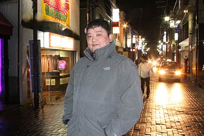 「本寺小路ミュージックジャック」を主催する佐藤さん、本寺小路で