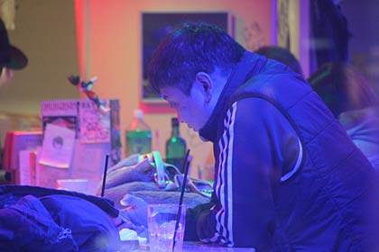 各店舗を回って打ち合わせする佐藤さん