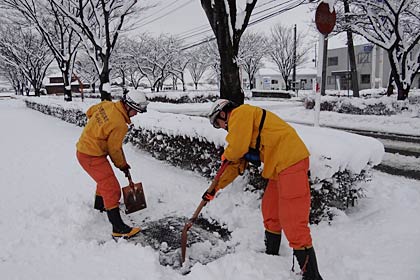 三条市須頃地内で消火栓の掘り起こしを行う三条市消防本部職員