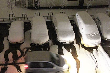 25日午前6時前、前夜から外にとめてあった車はすっぽり雪に覆われた