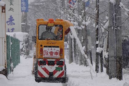 三条市旭町で歩道除雪