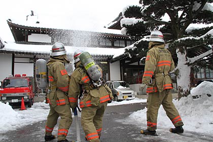 「文化財防火デー」の26日に三条市歴史民俗産業資料館で行われた文化財防火デー防災訓練