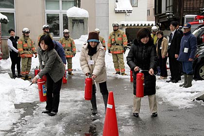 水消火器を使った初期消火訓練