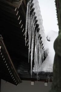 三条市歴史民俗産業資料館の軒先からのびるつらら