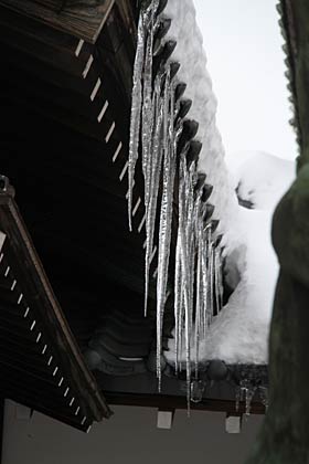 三条市歴史民俗産業資料館の軒先からのびるつらら