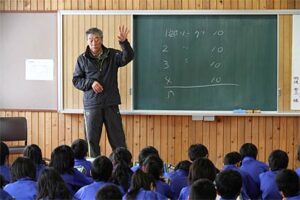 燕東小学校でキャリア教育講演会、講師は同校卒業生でバスケットボールでインタハイやインカレ、国体、実業団で選手として活躍後、指導者として育成にあたる明道有三さん
