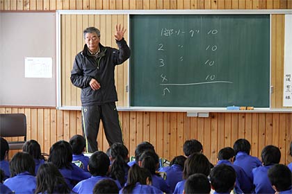 燕東小学校で27日開かれたキャリア講演会