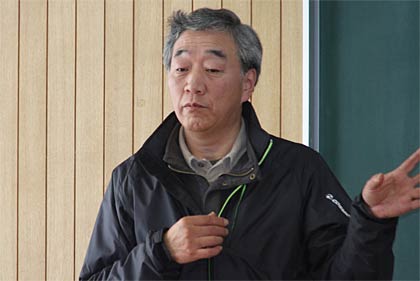 講師の新潟産業大学バスケットボール部監督の明道有三さん
