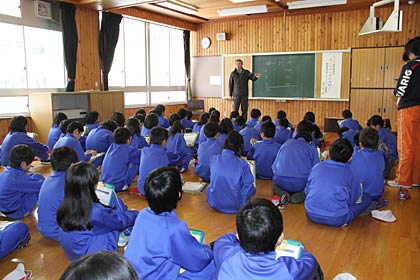 明道さんの講演を聴く5、6年生