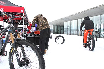 スノーピークのキャンプフィールドをファットバイクで快走