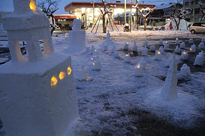 三条マルシェの前日祭で作った雪灯ろうのLEDランプがともる