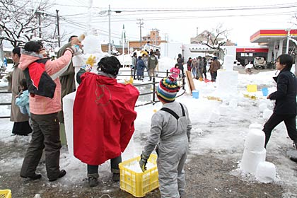 力を合わせて雪灯ろうを製作