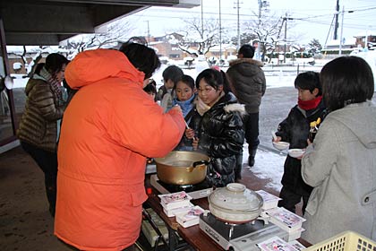 佐久間食品提供の豆腐で湯豆腐を味わう