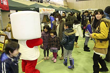29日、三条市厚生福祉会館などを会場に開かれた「～三条マルシェ～ごった市＠ホコテン」