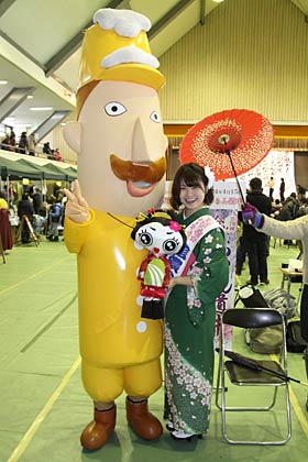 分水おいらん道中のおいらん役、上田さんと新潟県のゆるキャラ、レルヒさんのツーショット