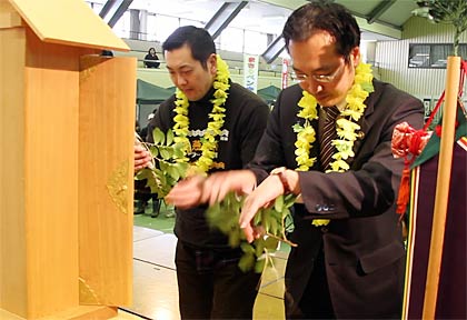 玉串をささげる燕三条ラーメン王国の梨本次郎国王(左)と国定市長(右)