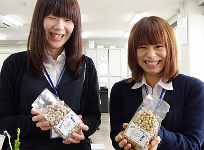 豆菓子「あなたって、マメな人ね。」をPRするJAにいがた南蒲の職員
