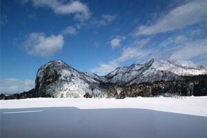 30日、青空に映える雪化粧の八木ヶ鼻