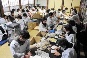 本成寺の節分会を前に本成寺婦人会が福豆3万袋の袋詰め