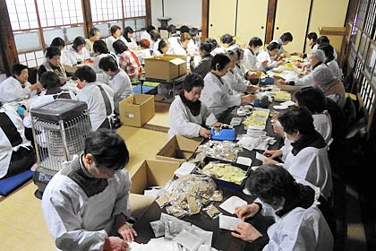 本成寺の節分会を前に本成寺婦人会が福豆3万袋の袋詰め