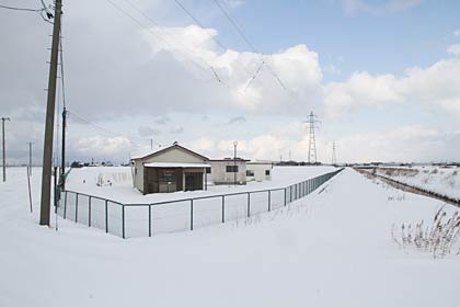 燕市がメガソーラー発電事業者に無償貸し付けする燕市上河原地内の吉田南最終処分場跡地、土地の真上を高圧線が走る