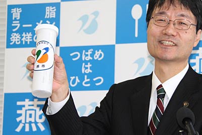 救急医療情報キットを手に鈴木市長