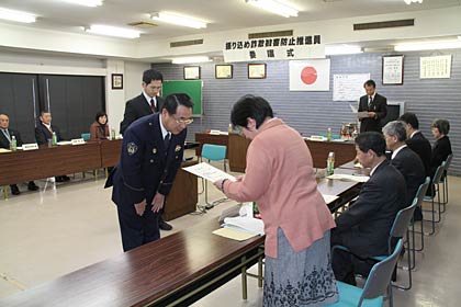1日に燕署で行われた振り込め詐欺被害防止推進員委嘱式で推進員に委嘱状を手渡す五十嵐署長