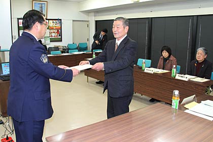 五十嵐署長(左)に振り込め詐欺撲滅宣言書を手渡す田辺燕市自治会連合会長
