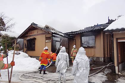 住宅1棟が全焼した三条市栄荻島地内の火災現場