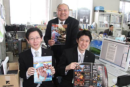 広報紙の制作を担当する広報広聴係の3人、前列左が高野主事、右が松本主事、奥が古沢副参事