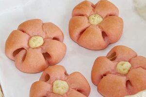 天神講をPRする燕市の商品開発の働きかけに市内のパン屋が手を上げ、味と形で道真ゆかりのウメを表現した新商品の梅パン「梅あん ブリオッシュ」を期間限定販売
