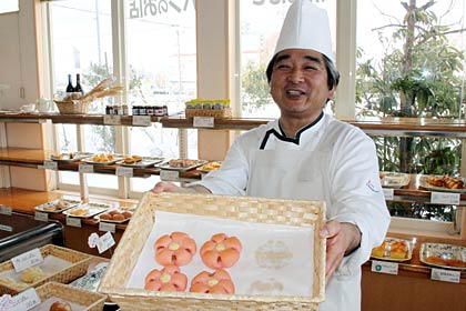 「梅あん ブリオッシュ」を開発した「フレッシュ・ベーカリー風恋人」の店主、山上さん