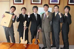 左からメンバーの川上さん、大原産、矢代さん、燕市の鈴木市長、燕三条ラーメン王国の梨本さん、木村さん