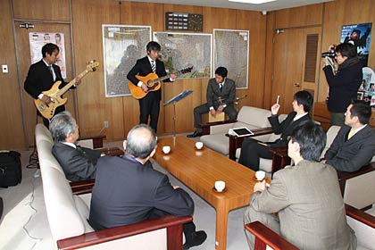 市長室で「カレーラーメンの歌」の生演奏を披露