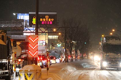 2日午後7時11分、三条市・下須頃（南）交差点から国道8号線の渋滞のようす