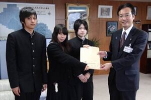 左から加茂高校生徒会の五十嵐さん、木村さん、長谷川さん、国定市長