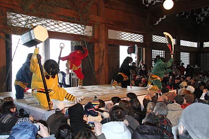 「節分」の3日、三条市・法華宗総本山本成寺で行われた節分会の鬼踊り