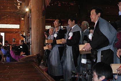 豆を投げて鬼退治する国定三条市長ら