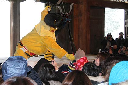 功徳を授かろうと鬼に子どもの頭をなでてもらう