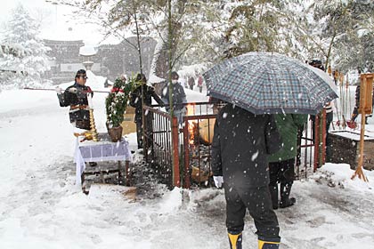 すっぽりと雪に覆われた境内