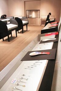 3日から19日まで燕市産業史料館で「松浦靖 世界のスプーン展 第2章～スプーンで巡る世界遺産の旅」、世界遺産が描かれたスプーン約200本と追加コレクション約70本を展示