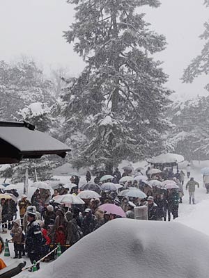 3日、節分会が行われた三条市・法華宗総本山本成寺の境内もみるみる雪が増えた