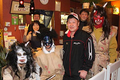 「レストハウス華苑」で鬼と記念撮影