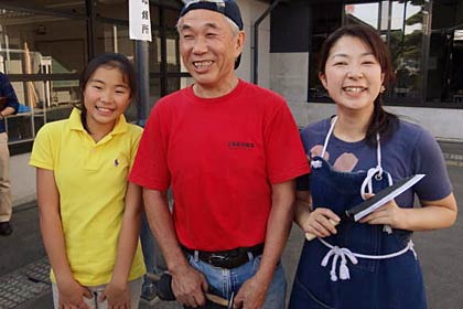 左から花音さん、包丁作りを指導した鍛冶集団の吉田恒雄師範、麻子さん、麻子さんが手にしているのが自分で作った包丁