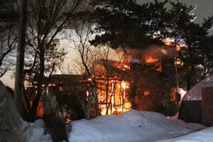 4日夜、住宅1棟が全焼した燕市米納津の火災現場