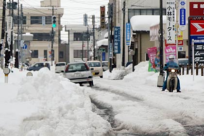 一ノ木戸小学校の前の道路は消雪パイプがあるのに水が出ず、厚く積もった雪に深いわだちが