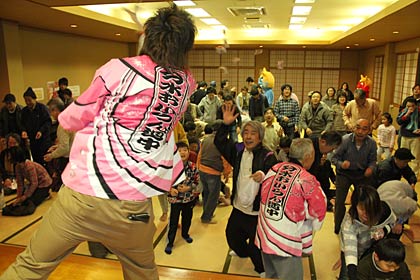 4日に燕市温泉保養センター「てまりの湯」で行われた第3回交流会「節分豆まき大会」