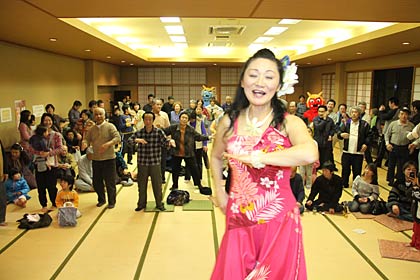 フランダンスを披露する福島市でフラを指導していた武田さん