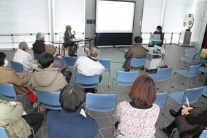 5日に燕市産業史料館で開かれた「松浦靖 世界のスプーン展 第2章~スプーンで巡る世界遺産の旅」の作品解説会